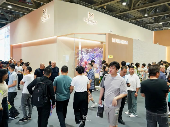 展商风采 |大咖集体探馆！玛格家居携手意大利设计大师打造穆夏系列新品，引爆流量热潮